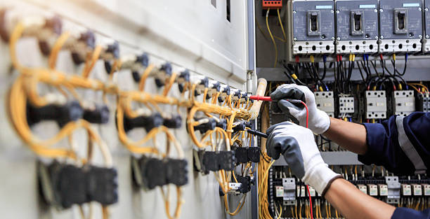 Professional Electrician technician working in Franklin County County, NE